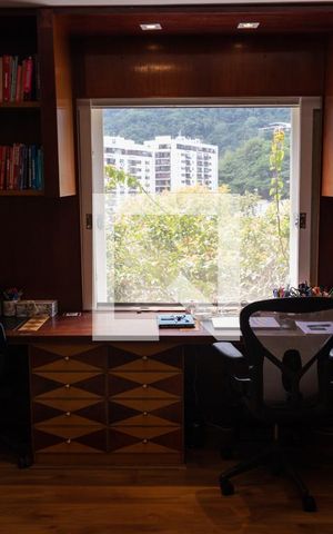 Casa à venda com 563m², 5 quartos e 2 vagas Casa à venda com 563m², 5 quartos e 2 vagasEscritório