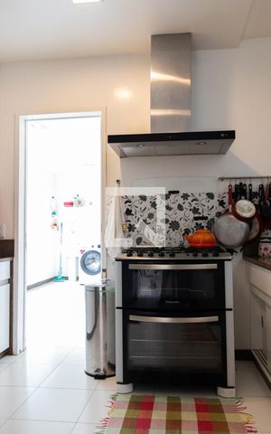 Casa à venda com 563m², 5 quartos e 2 vagas Casa à venda com 563m², 5 quartos e 2 vagasCozinha 2