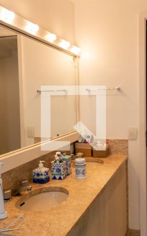 Casa à venda com 563m², 5 quartos e 2 vagas Casa à venda com 563m², 5 quartos e 2 vagasBanheiro 1