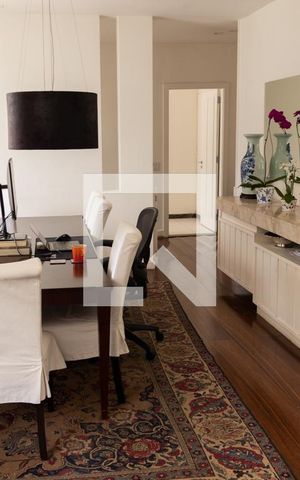 Casa à venda com 563m², 5 quartos e 2 vagas Casa à venda com 563m², 5 quartos e 2 vagasSala de Jantar