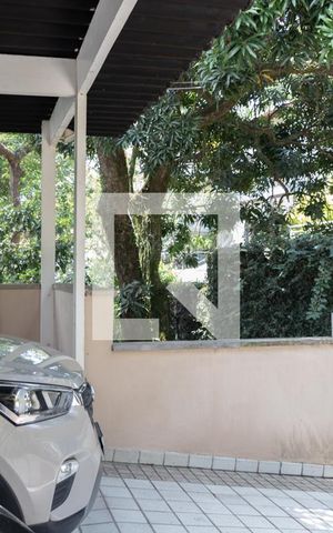 Casa à venda com 563m², 5 quartos e 2 vagas Casa à venda com 563m², 5 quartos e 2 vagasGaragem e canil