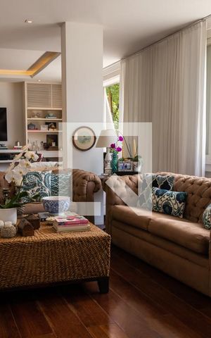 Casa à venda com 563m², 5 quartos e 2 vagas Casa à venda com 563m², 5 quartos e 2 vagasSala de estar