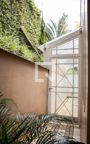Casa à venda com 563m², 5 quartos e 2 vagas Casa à venda com 563m², 5 quartos e 2 vagasEntrada jardim de inverno