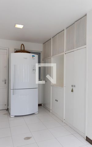 Casa à venda com 563m², 5 quartos e 2 vagas Casa à venda com 563m², 5 quartos e 2 vagasÁrea de Serviço