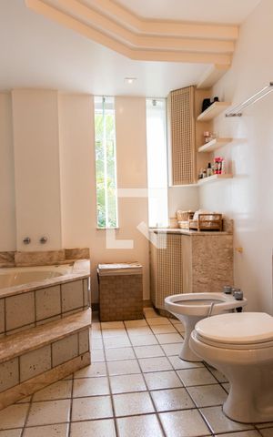 Casa à venda com 563m², 5 quartos e 2 vagas Casa à venda com 563m², 5 quartos e 2 vagasBanheiro 1