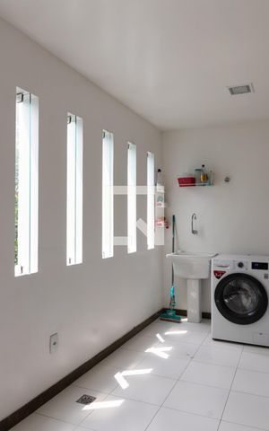 Casa à venda com 563m², 5 quartos e 2 vagas Casa à venda com 563m², 5 quartos e 2 vagasÁrea de Serviço