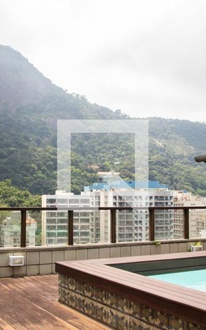 Casa à venda com 563m², 5 quartos e 2 vagas Casa à venda com 563m², 5 quartos e 2 vagasPiscina