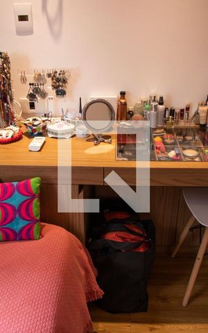 Casa à venda com 563m², 5 quartos e 2 vagas Casa à venda com 563m², 5 quartos e 2 vagasQuarto 4