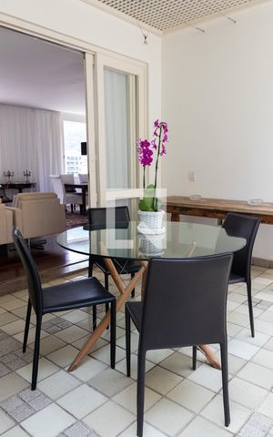 Casa à venda com 563m², 5 quartos e 2 vagas Casa à venda com 563m², 5 quartos e 2 vagasJardim de inverno