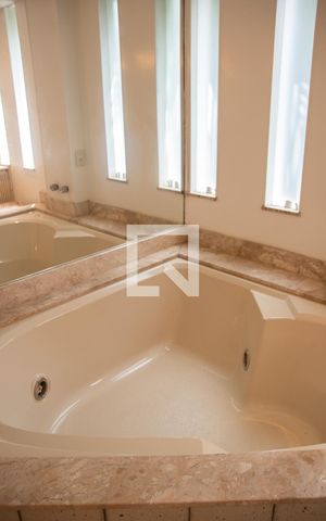 Casa à venda com 563m², 5 quartos e 2 vagas Casa à venda com 563m², 5 quartos e 2 vagasBanheiro 1
