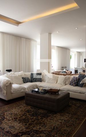Casa à venda com 563m², 5 quartos e 2 vagas Casa à venda com 563m², 5 quartos e 2 vagasSala de estar