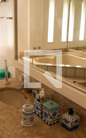 Casa à venda com 563m², 5 quartos e 2 vagas Casa à venda com 563m², 5 quartos e 2 vagasBanheiro 1