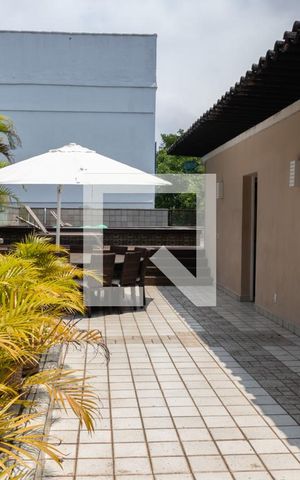 Casa à venda com 563m², 5 quartos e 2 vagas Casa à venda com 563m², 5 quartos e 2 vagasÁrea externa