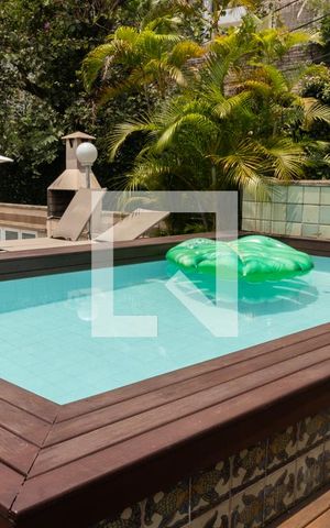 Casa à venda com 563m², 5 quartos e 2 vagas Casa à venda com 563m², 5 quartos e 2 vagasPiscina