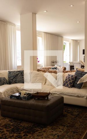 Casa à venda com 563m², 5 quartos e 2 vagas Casa à venda com 563m², 5 quartos e 2 vagasSala de estar