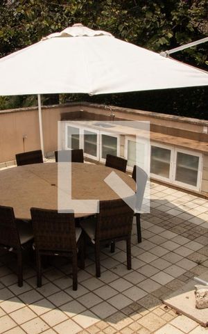Casa à venda com 563m², 5 quartos e 2 vagas Casa à venda com 563m², 5 quartos e 2 vagasÁrea externa