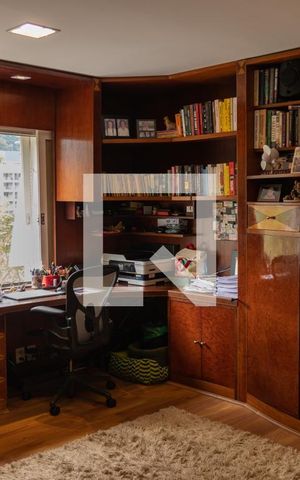 Casa à venda com 563m², 5 quartos e 2 vagas Casa à venda com 563m², 5 quartos e 2 vagasEscritório