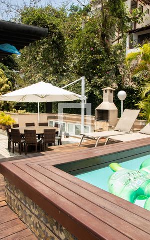 Casa à venda com 563m², 5 quartos e 2 vagas Casa à venda com 563m², 5 quartos e 2 vagasPiscina