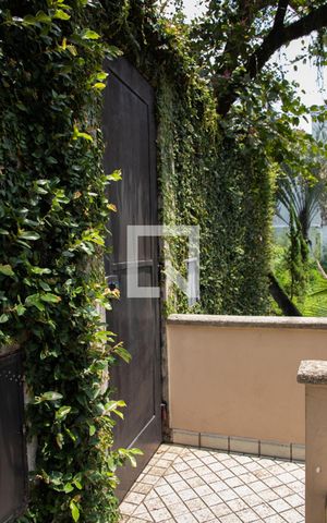Casa à venda com 563m², 5 quartos e 2 vagas Casa à venda com 563m², 5 quartos e 2 vagasEntrada