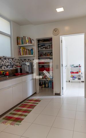 Casa à venda com 563m², 5 quartos e 2 vagas Casa à venda com 563m², 5 quartos e 2 vagasCozinha 2