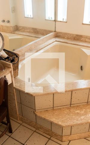Casa à venda com 563m², 5 quartos e 2 vagas Casa à venda com 563m², 5 quartos e 2 vagasBanheiro 1