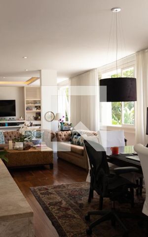 Casa à venda com 563m², 5 quartos e 2 vagas Casa à venda com 563m², 5 quartos e 2 vagasSala de Jantar