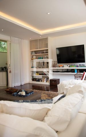 Casa à venda com 563m², 5 quartos e 2 vagas Casa à venda com 563m², 5 quartos e 2 vagasSala de estar