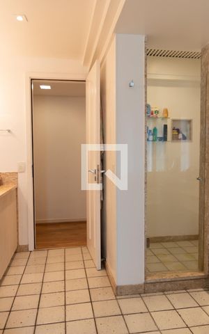 Casa à venda com 563m², 5 quartos e 2 vagas Casa à venda com 563m², 5 quartos e 2 vagasBanheiro 1