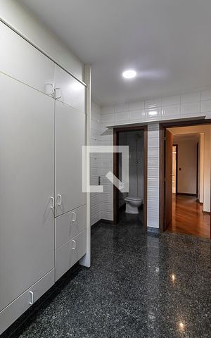 Apartamento à venda com 211m², 4 quartos e 3 vagas Apartamento à venda com 211m², 4 quartos e 3 vagasÁrea de Serviço