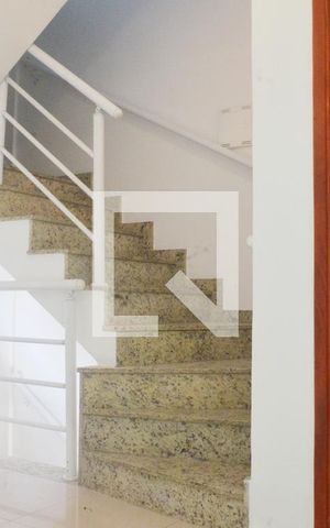 Casa de condomínio para alugar com 114m², 3 quartos e 2 vagasEscada