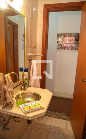 Casa à venda com 218m², 5 quartos e 3 vagas Casa à venda com 218m², 5 quartos e 3 vagasLavabo