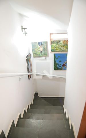 Casa à venda com 218m², 5 quartos e 3 vagas Casa à venda com 218m², 5 quartos e 3 vagasEscada de acesso a garagem