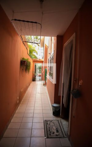 Casa à venda com 218m², 5 quartos e 3 vagas Casa à venda com 218m², 5 quartos e 3 vagasCorredor (parte externa)