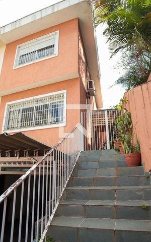 Casa à venda com 218m², 5 quartos e 3 vagas Casa à venda com 218m², 5 quartos e 3 vagasFachada