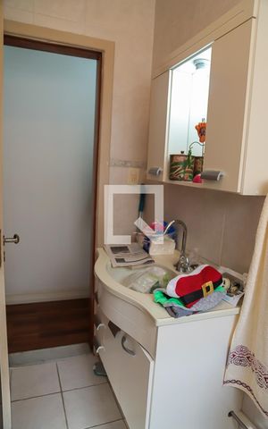 Casa à venda com 218m², 5 quartos e 3 vagas Casa à venda com 218m², 5 quartos e 3 vagasBanheiro Social
