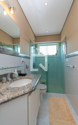 Casa de condomínio para alugar com 439m², 4 quartos e 4 vagas Casa de condomínio para alugar com 439m², 4 quartos e 4 vagasBanheiro da Suíte 2