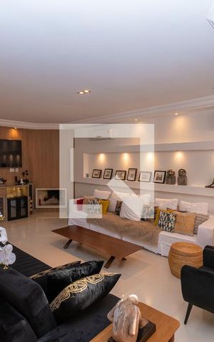 Casa de condomínio para alugar com 439m², 4 quartos e 4 vagas Casa de condomínio para alugar com 439m², 4 quartos e 4 vagasSala de Estar