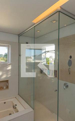Casa de condomínio para alugar com 439m², 4 quartos e 4 vagas Casa de condomínio para alugar com 439m², 4 quartos e 4 vagasBanheiro da Suíte 1