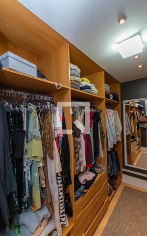 Casa de condomínio para alugar com 439m², 4 quartos e 4 vagas Casa de condomínio para alugar com 439m², 4 quartos e 4 vagasCloset da suíte 1