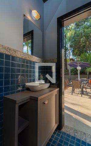 Casa de condomínio para alugar com 439m², 4 quartos e 4 vagas Casa de condomínio para alugar com 439m², 4 quartos e 4 vagasBanheiro Externo