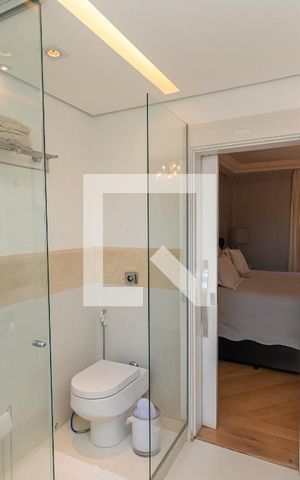 Casa de condomínio para alugar com 439m², 4 quartos e 4 vagas Casa de condomínio para alugar com 439m², 4 quartos e 4 vagasBanheiro da Suíte 1