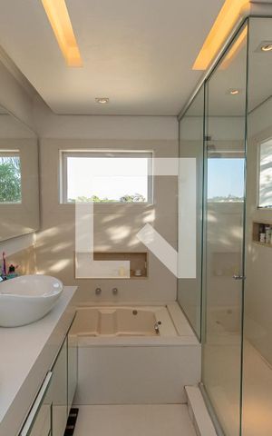 Casa de condomínio para alugar com 439m², 4 quartos e 4 vagas Casa de condomínio para alugar com 439m², 4 quartos e 4 vagasBanheiro da Suíte 1