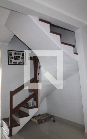 Casa de condomínio à venda com 100m², 3 quartos e 2 vagasEscada