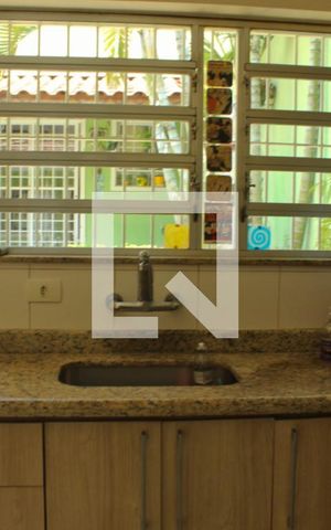 Casa à venda com 243m², 3 quartos e 2 vagas Casa à venda com 243m², 3 quartos e 2 vagasCozinha