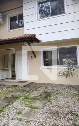 Casa à venda com 243m², 3 quartos e 2 vagas Casa à venda com 243m², 3 quartos e 2 vagasFachada