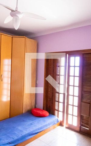 Casa à venda com 310m², 7 quartos e 4 vagas Casa à venda com 310m², 7 quartos e 4 vagasQuarto 2