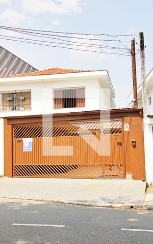 Casa para alugar com 143m², 3 quartos e 2 vagas Casa para alugar com 143m², 3 quartos e 2 vagasFachada