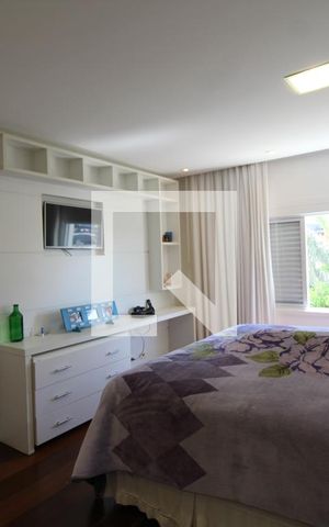 Casa à venda com 240m², 3 quartos e 5 vagasSuíte