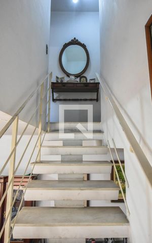 Casa para alugar com 170m², 3 quartos e 2 vagasEscada