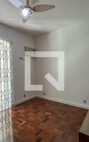 Casa à venda com 340m², 5 quartos e 2 vagas Casa à venda com 340m², 5 quartos e 2 vagasQuarto 3